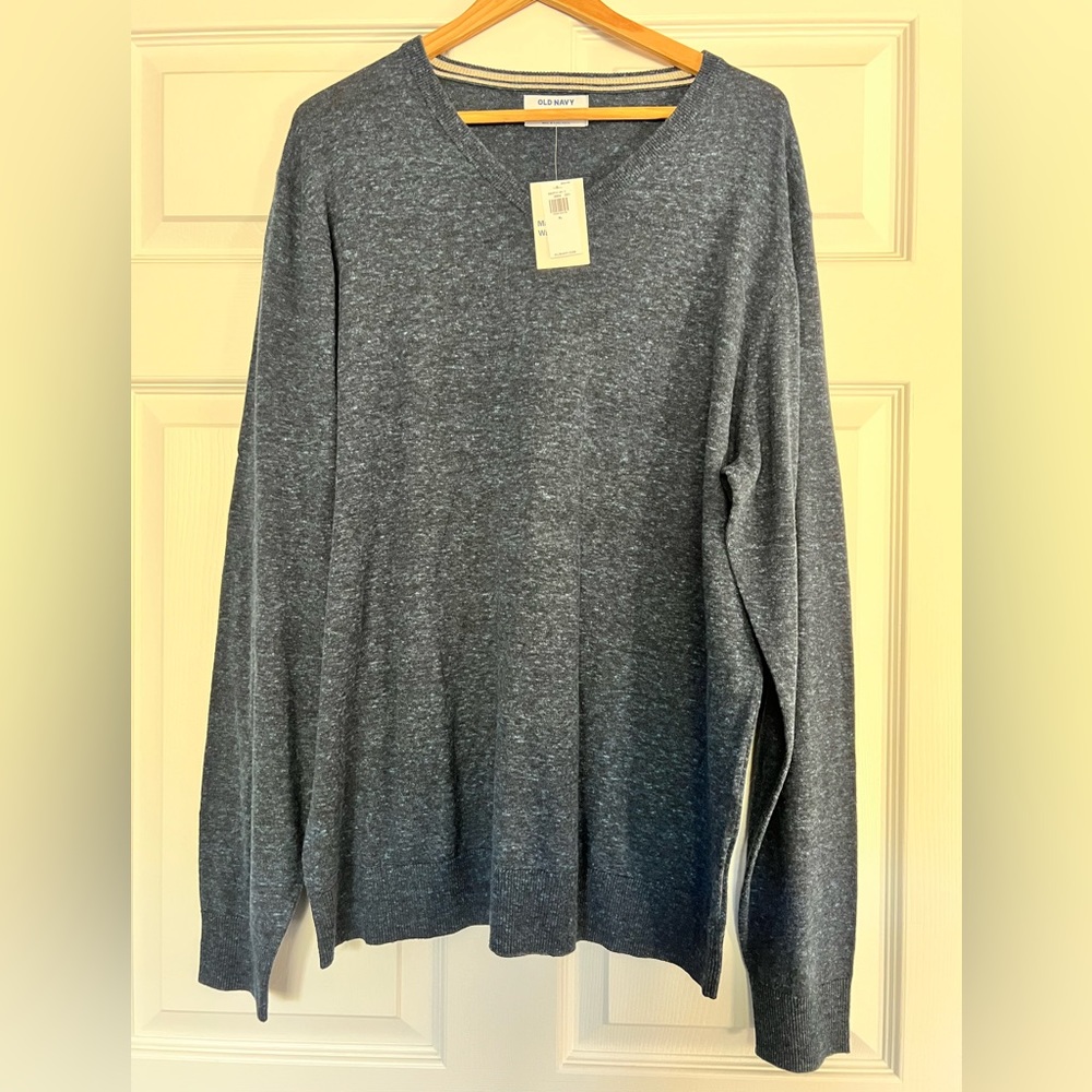 Old Navy Men’s blue v-neck light sweater. NWT. Size XL.